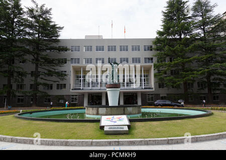 Eine Ansicht von Fukushima Präfektur Büro ist als Teil des ''1000 km Relais zu Tokyo 2018'' Staffellauf in Fukushima am 2. August 2018, Japan gesehen. Die jährliche Veranstaltung, die von der Tokyo Metropolitan Government, Tokyo Sports Association und Tokio Athletic Association organisiert präsentiert die Wiederherstellungsmaßnahmen in Tohoku, der von der 2011 grossen Osten Japan Erdbeben betroffen. Die 15-Tage-Relais von Aomori Präfektur Tokio ist in kurzen 1-2 km Segmente aufgeteilt maximale Beteiligung zu fördern. Credit: Rodrigo Reyes Marin/LBA/Alamy leben Nachrichten Stockfoto