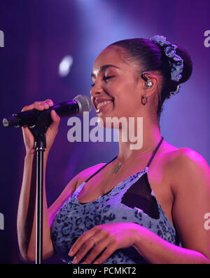 Dorset, Großbritannien. 2. August 2018. Bestival Festival Tag 1 - August 2 2018. Jorja Smith auf der Bühne, Lulworth, Dorset, UK Credit: Dawn Fletcher-Park/Alamy leben Nachrichten Stockfoto