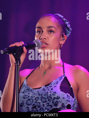 Dorset, Großbritannien. 2. August 2018. Bestival Festival Tag 1 - August 2 2018. Jorja Smith auf der Bühne, Lulworth, Dorset, UK Credit: Dawn Fletcher-Park/Alamy leben Nachrichten Stockfoto