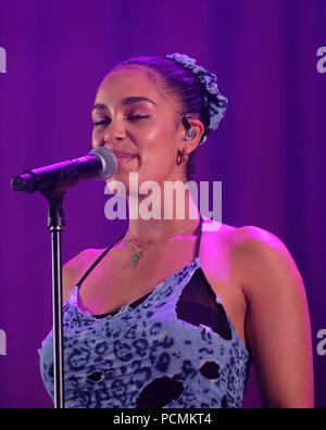 Dorset, Großbritannien. 2. August 2018. Bestival Festival Tag 1 - August 2 2018. Jorja Smith auf der Bühne, Lulworth, Dorset, UK Credit: Dawn Fletcher-Park/Alamy leben Nachrichten Stockfoto