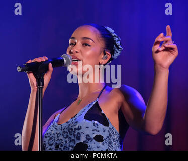 Dorset, Großbritannien. 2. August 2018. Bestival Festival Tag 1 - August 2 2018. Jorja Smith auf der Bühne, Lulworth, Dorset, UK Credit: Dawn Fletcher-Park/Alamy leben Nachrichten Stockfoto