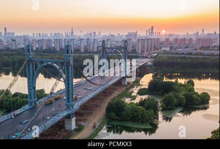 Shenyan, Shenyan, China. 3 Aug, 2018. Shenyang, China - Sonnenuntergang Landschaft bei Dongta Brücke in Shenyang, Provinz Liaoning im Nordosten Chinas. Credit: SIPA Asien/ZUMA Draht/Alamy leben Nachrichten Stockfoto