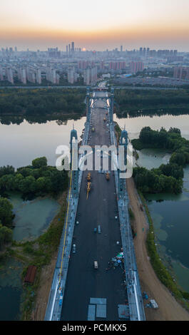 Shenyan, Shenyan, China. 3 Aug, 2018. Shenyang, China - Sonnenuntergang Landschaft bei Dongta Brücke in Shenyang, Provinz Liaoning im Nordosten Chinas. Credit: SIPA Asien/ZUMA Draht/Alamy leben Nachrichten Stockfoto