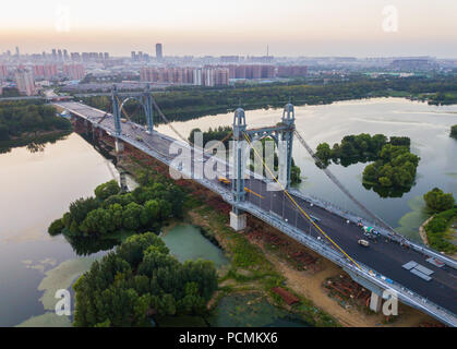 Shenyan, Shenyan, China. 3 Aug, 2018. Shenyang, China - Sonnenuntergang Landschaft bei Dongta Brücke in Shenyang, Provinz Liaoning im Nordosten Chinas. Credit: SIPA Asien/ZUMA Draht/Alamy leben Nachrichten Stockfoto