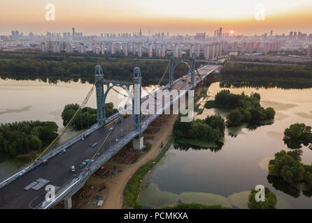 Shenyan, Shenyan, China. 3 Aug, 2018. Shenyang, China - Sonnenuntergang Landschaft bei Dongta Brücke in Shenyang, Provinz Liaoning im Nordosten Chinas. Credit: SIPA Asien/ZUMA Draht/Alamy leben Nachrichten Stockfoto