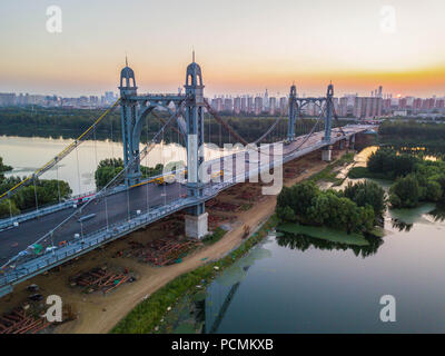 Shenyan, Shenyan, China. 3 Aug, 2018. Shenyang, China - Sonnenuntergang Landschaft bei Dongta Brücke in Shenyang, Provinz Liaoning im Nordosten Chinas. Credit: SIPA Asien/ZUMA Draht/Alamy leben Nachrichten Stockfoto