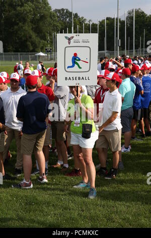 London, Ontario, Kanada. Aug 2 2018, 3500 Athleten aus aller Ontario erfaßt am TD Waterhouse Stadium für die 2018 Ontario Summer Games Eröffnungsfeier. Die Athleten in das Stadion in eine Parade beobachten, musikalische Darbietungen durch Mut, meine Liebe und Scott Helman, andere in Anwesenheit Brad Biederman, Sariyah Hines, Sylvia Jones, Harold Usher, Bill Merrylees, Carson Lumley, Damian Warner und 2018 Gold medallist Alex Kopacz, der den neuen Ontario Sommer 2018 spiele Taschenlampe beleuchtet. 2018 Athleten ein TD Waterhouse Stadion. Lukas Durda/Alamy leben Nachrichten Stockfoto