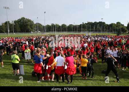 London, Ontario, Kanada. Aug 2 2018, 3500 Athleten aus aller Ontario erfaßt am TD Waterhouse Stadium für die 2018 Ontario Summer Games Eröffnungsfeier. Die Athleten in das Stadion in eine Parade beobachten, musikalische Darbietungen durch Mut, meine Liebe und Scott Helman, andere in Anwesenheit Brad Biederman, Sariyah Hines, Sylvia Jones, Harold Usher, Bill Merrylees, Carson Lumley, Damian Warner und 2018 Gold medallist Alex Kopacz, der den neuen Ontario Sommer 2018 spiele Taschenlampe beleuchtet. 2018 Athleten ein TD Waterhouse Stadion. Lukas Durda/Alamy leben Nachrichten Stockfoto