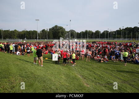 London, Ontario, Kanada. Aug 2 2018, 3500 Athleten aus aller Ontario erfaßt am TD Waterhouse Stadium für die 2018 Ontario Summer Games Eröffnungsfeier. Die Athleten in das Stadion in eine Parade beobachten, musikalische Darbietungen durch Mut, meine Liebe und Scott Helman, andere in Anwesenheit Brad Biederman, Sariyah Hines, Sylvia Jones, Harold Usher, Bill Merrylees, Carson Lumley, Damian Warner und 2018 Gold medallist Alex Kopacz, der den neuen Ontario Sommer 2018 spiele Taschenlampe beleuchtet. 2018 Athleten ein TD Waterhouse Stadion. Lukas Durda/Alamy leben Nachrichten Stockfoto