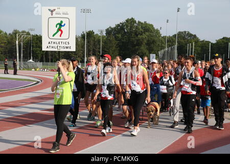 London, Ontario, Kanada. Aug 2 2018, 3500 Athleten aus aller Ontario erfaßt am TD Waterhouse Stadium für die 2018 Ontario Summer Games Eröffnungsfeier. Die Athleten in das Stadion in eine Parade beobachten, musikalische Darbietungen durch Mut, meine Liebe und Scott Helman, andere in Anwesenheit Brad Biederman, Sariyah Hines, Sylvia Jones, Harold Usher, Bill Merrylees, Carson Lumley, Damian Warner und 2018 Gold medallist Alex Kopacz, der den neuen Ontario Sommer 2018 spiele Taschenlampe beleuchtet. 2018 Athleten ein TD Waterhouse Stadion. Lukas Durda/Alamy leben Nachrichten Stockfoto