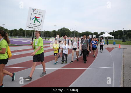 London, Ontario, Kanada. Aug 2 2018, 3500 Athleten aus aller Ontario erfaßt am TD Waterhouse Stadium für die 2018 Ontario Summer Games Eröffnungsfeier. Die Athleten in das Stadion in eine Parade beobachten, musikalische Darbietungen durch Mut, meine Liebe und Scott Helman, andere in Anwesenheit Brad Biederman, Sariyah Hines, Sylvia Jones, Harold Usher, Bill Merrylees, Carson Lumley, Damian Warner und 2018 Gold medallist Alex Kopacz, der den neuen Ontario Sommer 2018 spiele Taschenlampe beleuchtet. 2018 Athleten ein TD Waterhouse Stadion. Lukas Durda/Alamy leben Nachrichten Stockfoto