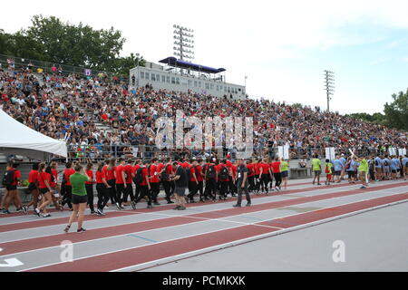 London, Ontario, Kanada. Aug 2 2018, 3500 Athleten aus aller Ontario erfaßt am TD Waterhouse Stadium für die 2018 Ontario Summer Games Eröffnungsfeier. Die Athleten in das Stadion in eine Parade beobachten, musikalische Darbietungen durch Mut, meine Liebe und Scott Helman, andere in Anwesenheit Brad Biederman, Sariyah Hines, Sylvia Jones, Harold Usher, Bill Merrylees, Carson Lumley, Damian Warner und 2018 Gold medallist Alex Kopacz, der den neuen Ontario Sommer 2018 spiele Taschenlampe beleuchtet. 2018 Athleten ein TD Waterhouse Stadion. Lukas Durda/Alamy leben Nachrichten Stockfoto