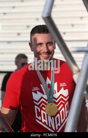 London, Ontario, Kanada. Aug 2 2018, 3500 Athleten aus aller Ontario erfaßt am TD Waterhouse Stadium für die 2018 Ontario Summer Games Eröffnungsfeier. Die Athleten in das Stadion in eine Parade beobachten, musikalische Darbietungen durch Mut, meine Liebe und Scott Helman, andere in Anwesenheit Brad Biederman, Sariyah Hines, Sylvia Jones, Harold Usher, Bill Merrylees, Carson Lumley, Damian Warner und 2018 Gold medallist Alex Kopacz, der den neuen Ontario Sommer 2018 spiele Taschenlampe beleuchtet. Lukas Durda/Alamy leben Nachrichten Stockfoto