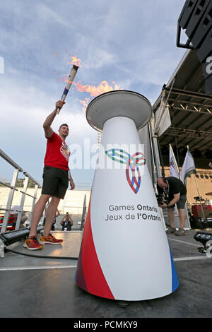 London, Ontario, Kanada. Aug 2 2018, 3500 Athleten aus aller Ontario erfaßt am TD Waterhouse Stadium für die 2018 Ontario Summer Games Eröffnungsfeier. Die Athleten in das Stadion in eine Parade beobachten, musikalische Darbietungen durch Mut, meine Liebe und Scott Helman, andere in Anwesenheit Brad Biederman, Sariyah Hines, Sylvia Jones, Harold Usher, Bill Merrylees, Carson Lumley, Damian Warner und 2018 Gold medallist Alex Kopacz, der den neuen Ontario Sommer 2018 spiele Taschenlampe beleuchtet. Lukas Durda/Alamy leben Nachrichten Stockfoto