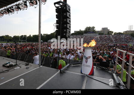 London, Ontario, Kanada. Aug 2 2018, 3500 Athleten aus aller Ontario erfaßt am TD Waterhouse Stadium für die 2018 Ontario Summer Games Eröffnungsfeier. Die Athleten in das Stadion in eine Parade beobachten, musikalische Darbietungen durch Mut, meine Liebe und Scott Helman, andere in Anwesenheit Brad Biederman, Sariyah Hines, Sylvia Jones, Harold Usher, Bill Merrylees, Carson Lumley, Damian Warner und 2018 Gold medallist Alex Kopacz, der den neuen Ontario Sommer 2018 spiele Taschenlampe beleuchtet. Lukas Durda/Alamy leben Nachrichten Stockfoto