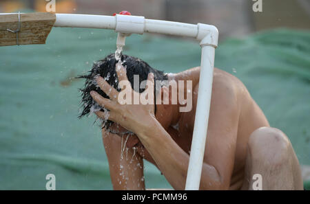 Shenyan, Shenyan, China. 3 Aug, 2018. Shenyang, China - die Temperatur steigt auf 38,4 Grad Celsius in Shenyang, Provinz Liaoning im Nordosten Chinas. Credit: SIPA Asien/ZUMA Draht/Alamy leben Nachrichten Stockfoto