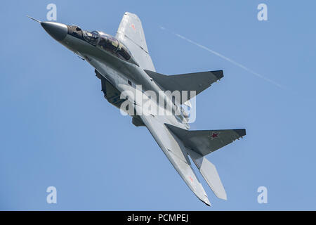 China. 3 Aug, 2018. Die Mikoyan MiG-35 kann an Moskau Air Show 2017 am 23. Juli 2017. Die Mikoyan MiG-35 ist eine russische multirole Fighter, die entwickelt wurde, um durch Mikoyan, eine Division der United Aircraft Corporation (UAC). Als 4-Generation Jet fighter vermarktet, sie ist eine Weiterentwicklung der MiG-29M/M2 und MiG-29K/KUB Kämpfer. Der erste Prototyp war eine Modifikation des Flugzeugs, die bisher als MiG-29 M2 Modell Demonstrator serviert. Mikojan erste offiziell die MiG-35 International während der 2007 Aero India Air Show. Bis 2009 werden zehn Prototypen hatte für f gebaut. Stockfoto