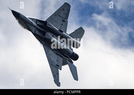 China. 3 Aug, 2018. Die Mikoyan MiG-35 kann an Moskau Air Show 2017 am 23. Juli 2017. Die Mikoyan MiG-35 ist eine russische multirole Fighter, die entwickelt wurde, um durch Mikoyan, eine Division der United Aircraft Corporation (UAC). Als 4-Generation Jet fighter vermarktet, sie ist eine Weiterentwicklung der MiG-29M/M2 und MiG-29K/KUB Kämpfer. Der erste Prototyp war eine Modifikation des Flugzeugs, die bisher als MiG-29 M2 Modell Demonstrator serviert. Mikojan erste offiziell die MiG-35 International während der 2007 Aero India Air Show. Bis 2009 werden zehn Prototypen hatte für f gebaut. Stockfoto