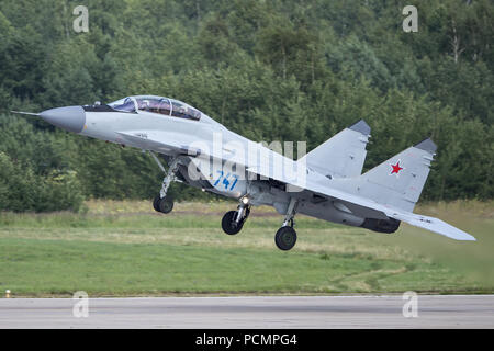 China. 3 Aug, 2018. Die Mikoyan MiG-35 kann an Moskau Air Show 2017 am 23. Juli 2017. Die Mikoyan MiG-35 ist eine russische multirole Fighter, die entwickelt wurde, um durch Mikoyan, eine Division der United Aircraft Corporation (UAC). Als 4-Generation Jet fighter vermarktet, sie ist eine Weiterentwicklung der MiG-29M/M2 und MiG-29K/KUB Kämpfer. Der erste Prototyp war eine Modifikation des Flugzeugs, die bisher als MiG-29 M2 Modell Demonstrator serviert. Mikojan erste offiziell die MiG-35 International während der 2007 Aero India Air Show. Bis 2009 werden zehn Prototypen hatte für f gebaut. Stockfoto