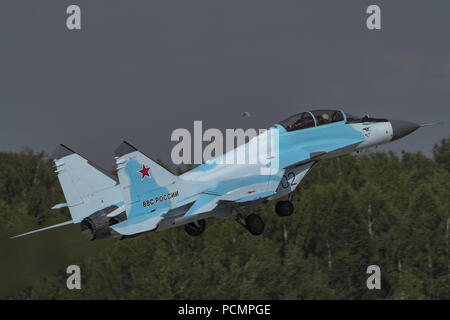 China. 3 Aug, 2018. Die Mikoyan MiG-35 kann an Moskau Air Show 2017 am 23. Juli 2017. Die Mikoyan MiG-35 ist eine russische multirole Fighter, die entwickelt wurde, um durch Mikoyan, eine Division der United Aircraft Corporation (UAC). Als 4-Generation Jet fighter vermarktet, sie ist eine Weiterentwicklung der MiG-29M/M2 und MiG-29K/KUB Kämpfer. Der erste Prototyp war eine Modifikation des Flugzeugs, die bisher als MiG-29 M2 Modell Demonstrator serviert. Mikojan erste offiziell die MiG-35 International während der 2007 Aero India Air Show. Bis 2009 werden zehn Prototypen hatte für f gebaut. Stockfoto