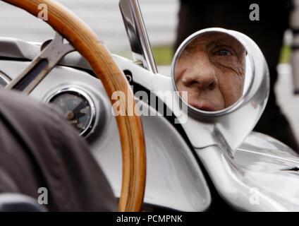 Nürburg, Deutschland. 12. Juli 2009. Der ehemalige Formel-1-Weltmeister Niki Lauda in Österreich spiegelt sich in den Spiegel eines Mercedes Silberpfeil?? Während die Fahrer Parade vor dem Grand Prix von Deutschland auf dem Nürburgring in Nürburg, Deutschland, 12. Juli 2009. Credit: JENS BUETTNER | Verwendung weltweit/dpa/Alamy leben Nachrichten Stockfoto