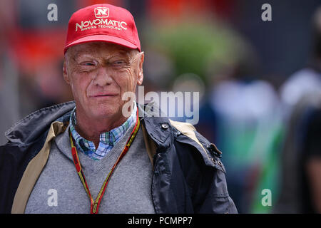 Spielberg, Österreich. 21. Juni 2014. Die non-executive Chairman von Mercedes AMG, ehemaligen österreichischen Formel 1-Fahrer Niki Lauda, hat ein Chat im Fahrerlager auf dem Red Bull Ring Rennstrecke in Spielberg, Österreich, vom 21. Juni 2014. Die 2014 Formel 1 Grand Prix von Österreich wird am 22. Juni stattfinden. Quelle: David Ebener/dpa - KEINE LEITUNG SERVICE - | Verwendung weltweit/dpa/Alamy leben Nachrichten Stockfoto