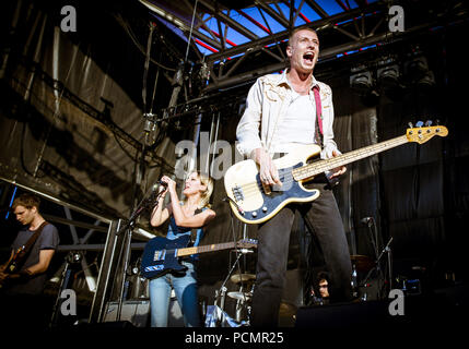 Austin, Texas, USA. 8 Apr, 2017. THEO ELLIS, Bassist für Wolf Alice, führt live in Austin 360 Amphitheater in Austin, Texas. Credit: Alicia Armijo/ZUMA Draht/Alamy leben Nachrichten Stockfoto