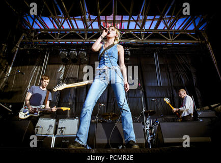 Austin, Texas, USA. 8 Apr, 2017. ELLIE ROSWELL, Sänger und Gitarrist für Wolf Alice, führt live in Austin 360 Amphitheater in Austin, Texas. Credit: Alicia Armijo/ZUMA Draht/Alamy leben Nachrichten Stockfoto