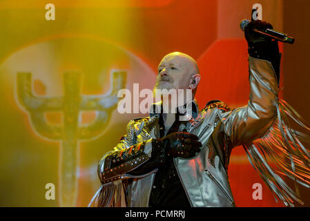 Wacken, Deutschland. 02 Aug, 2018. Rob Halford, Sänger der Britischen Heavy Metal Band Judas Priest, ist auf der Bühne auf dem Wacken Open Air. Nach Angaben der Veranstalter das weltweit größte Heavy Metal Festival beginnt mit 75.000 Besuchern. Quelle: Axel Heimken/dpa/Alamy leben Nachrichten Stockfoto