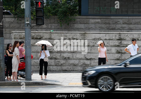 Seoul, Südkorea. 3 Aug, 2018. Menschen stehen an der Straße an einem heissen Sommertag in Seoul, Südkorea, Aug 3, 2018. Credit: Wang Jingqiang/Xinhua/Alamy leben Nachrichten Stockfoto