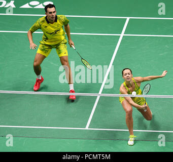 Nanjing in der chinesischen Provinz Jiangsu. 3 Aug, 2018. Chris Adcock und Gabrielle Adcock (R) von England konkurrieren im gemischten Doppel Viertelfinalegleichen gegen Wang Yilyu und Huang Dongping von China an der BWF (Badminton World Federation) World Championships 2018 in Nanjing, der Hauptstadt der ostchinesischen Provinz Jiangsu, Aug 3, 2018. Credit: Ji Chunpeng/Xinhua/Alamy leben Nachrichten Stockfoto