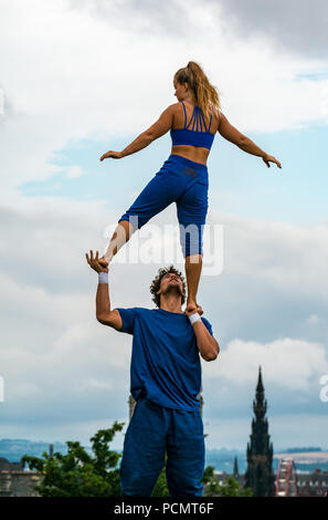 Edinburgh Fringe Festival, Edinburgh, Großbritannien. 3. August 2018. Calton Hill, Edinburgh, Schottland, Vereinigtes Königreich: Fotoshooting für Kaum methodische Troupe (BMT), eine experimentelle acrobatic Circus, das eine eklektische Mischung aus Hand-auf-Hand Sicherungen, Cyr Wheel, Parkour, b-boying, betrügen und zeitgenössischem Tanz. Ihre fringe 2018 zeigen, Schicht, in die der Underbelly Zirkus Hub auf den Wiesen Stockfoto