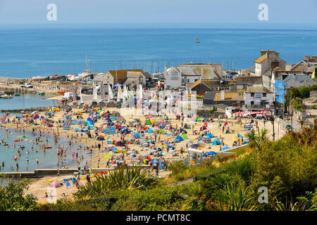 Lyme Regis, Dorset, Großbritannien. 3. August 2018. UK Wetter. Blick von Langmoor Gärten der Urlauber und Badegäste Packen der Strand im Badeort von Lyme Regis in Dorset, als Sie den warmen Sonnenschein und blauem Himmel während der Sommerferien genießen. Foto: Graham Jagd-/Alamy leben Nachrichten Stockfoto