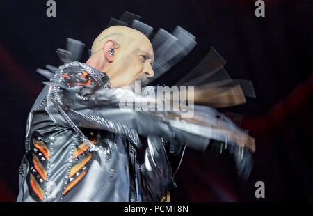 Wacken, Deutschland. 02 Aug, 2018. Rob Halford, Sänger der Britischen Heavy Metal Band Judas Priest, ist auf der Bühne auf dem Wacken Open Air. Nach Angaben der Veranstalter das weltweit größte Heavy Metal Festival beginnt mit 75.000 Besuchern. Quelle: Axel Heimken/dpa/Alamy leben Nachrichten Stockfoto