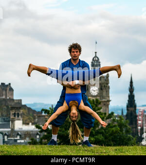 Edinburgh Fringe Festival, Edinburgh, Großbritannien. 3. August 2018. Calton Hill, Edinburgh, Schottland, Vereinigtes Königreich: Fotoshooting für Kaum methodische Troupe (BMT), eine experimentelle acrobatic Circus, das eine eklektische Mischung aus Hand-auf-Hand Sicherungen, Cyr Wheel, Parkour, b-boying, betrügen und zeitgenössischem Tanz. Ihre fringe 2018 zeigen, Schicht, in die der Underbelly Zirkus Hub auf den Wiesen Stockfoto