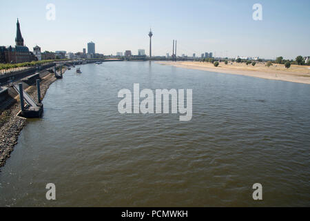 Niedrigwasser im Rhein, der niedrige Wasserstand können Frachter nur mit weniger Fracht zu fahren, im Hintergrund der Rhein Turm und das rheinknie Brücke, | Verwendung weltweit Stockfoto