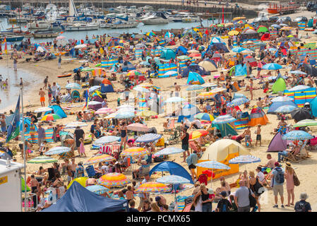 Lyme Regis, Dorset, Großbritannien. 3. August 2018. UK Wetter: Glühend heiße Sonne und blauen Himmel in Lyme Regis. Urlauber und Sonnenanbeter in Scharen zu den verpackten Strand im Badeort von Lyme Regis heute Nachmittag als Temperaturen steigen auf, was eingestellt ist der heißeste Tag auf Aufzeichnung zu sein. Credit: Celia McMahon/Alamy leben Nachrichten Stockfoto