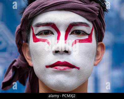 Edinburgh, Schottland, Großbritannien. 3. August 2108. Ryu (Kabuki) als Masayuki Kaki aus der japanischen Produktion Jinrou TLPT durch Live spielen Theater auf der Royal Mile beim Start des Edinburgh Fringe Festival. Credit: Iain Masterton/Alamy leben Nachrichten Stockfoto