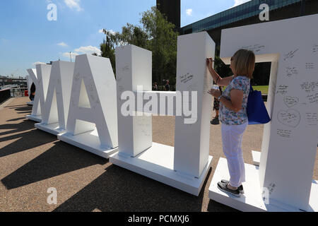 Riverside Walk, Tate Modern, South Bank, London, UK, 03. August 2018, Foto von Richard Goldschmidt, der Royal British Legion startet die "Danke"-Bewegung mit 100 Tage bis zum Ersten Weltkrieg 1. Jahrestag am 11. November 2018. Auf der Vorderseite jeder Brief, der Vielfalt der Krieg ist zum Leben gebracht worden durch die Künstlerin Sarah Arnet, während die Rückseite für die Öffentlichkeit reserviert worden ist, damit die Menschen ihre eigenen Nachrichten dank verlassen können. Credit: Rich Gold/Alamy leben Nachrichten Stockfoto