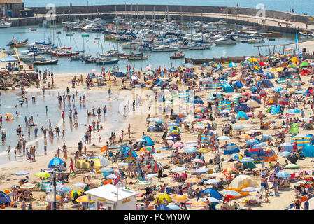 Lyme Regis, Dorset, Großbritannien. 3. August 2018. UK Wetter: Glühend heiße Sonne und blauen Himmel in Lyme Regis. Urlauber und Sonnenanbeter Herde zu den hübschen Strand im Badeort von Lyme Regis Mehr heiße Sonne zu genießen, da die Temperaturen auf, was eingestellt ist der heißeste Tag festhalten, werden steigen. Credit: Celia McMahon/Alamy leben Nachrichten Stockfoto