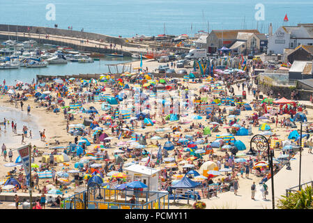 Lyme Regis, Dorset, Großbritannien. 3. August 2018. UK Wetter: Glühend heiße Sonne und blauen Himmel in Lyme Regis. Urlauber und Sonnenanbeter Herde zu den hübschen Strand im Badeort von Lyme Regis Mehr heiße Sonne zu genießen, da die Temperaturen auf, was eingestellt ist der heißeste Tag festhalten, werden steigen. Credit: Celia McMahon/Alamy leben Nachrichten Stockfoto