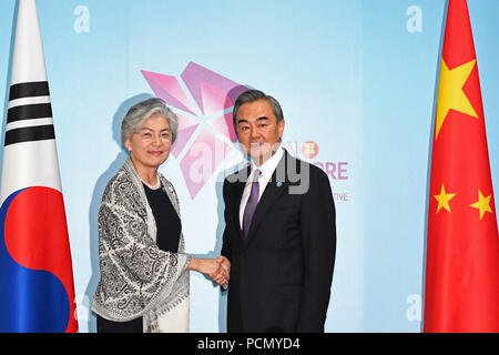 Singapur. 3 Aug, 2018. Chinesischen Staatsrat und Außenminister Wang Yi (R) trifft sich mit südkoreanischen Außenminister Kang Kyung-wha in Singapur, Aug 3, 2018. Credit: Dann Chih Wey/Xinhua/Alamy leben Nachrichten Stockfoto