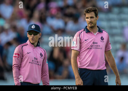 London, Großbritannien. 2. August 2018. Eoin Morgan (links) und Steve Finn im Feld für Sussex Haie gegen Middlesex in der Vitalität Blast T20 Cricket Match an den Lords. David Rowe/Alamy leben Nachrichten Stockfoto