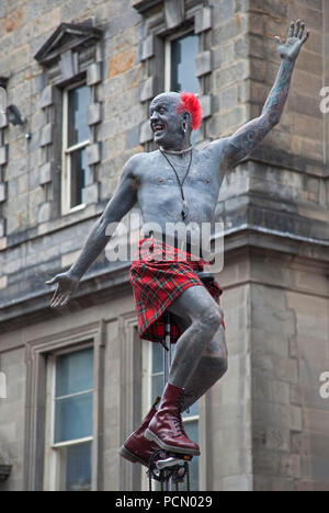 Tag der Eröffnung des Edinburgh Fringe Festival 2018, Schottland, UK, 3. August 2018. Großes Publikum für die Straßenkünstler auf der Royal Mile für den ersten Tag des Edinburgh Fringe Festival 2018. Stockfoto