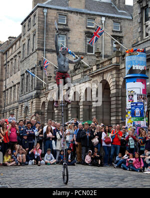 Tag der Eröffnung des Edinburgh Fringe Festival 2018, Schottland, UK, 3. August 2018. Großes Publikum für die Straßenkünstler auf der Royal Mile für den ersten Tag des Edinburgh Fringe Festival 2018. Stockfoto