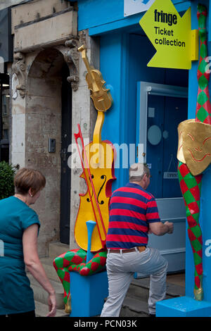 Tag der Eröffnung des Edinburgh Fringe Festival 2018, Schottland, UK, 3. August 2018. Großes Publikum für die Straßenkünstler auf der Royal Mile für den ersten Tag des Edinburgh Fringe Festival 2018. Stockfoto