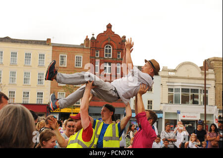 Stockton on Tees, Großbritannien. 3. Juli 2018. Tänzer aus Protein Tanz (In) an der Stockton Internationale Riverside Festival sichtbar. Rebecca Wright/Alamy leben Nachrichten Stockfoto