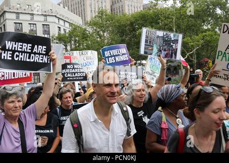 New York, NY, USA. O 3 Aug, 2018. Unterstützer von Therese Patricia Okoumou, 44, die Frau, die am 4. festgehalten wurde. Juli, 2018, nach dem Sie kletterte auf den Sockel der Freiheitsstatue Einwanderungspolitik der Trumpf-Administration zu protestieren, eine prozedurale Erscheinen vor Gericht in New York City am 3 Aug., 2018. Die 'Aufstieg und Widerstand' Aktivist wurde bestellt, bei Gericht am 1. wieder zu erscheinen. Oktober, 2018. © 2018 G. Ronald Lopez/DigiPixsAgain. us/Alamy leben Nachrichten Stockfoto