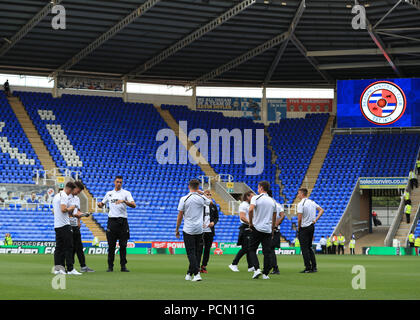 Madejski Stadium, Reading, UK. 3 Aug, 2018. EFL-Meisterschaft Fußball, Lesen gegen Derby County; Derby County Spieler ankommen, um die Tonhöhe der Credit: Aktion plus Sport/Alamy Leben Nachrichten zu prüfen. Stockfoto