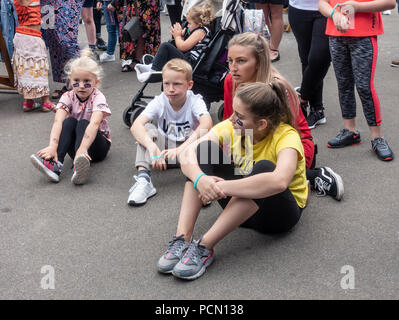 George Square, Glasgow, Schottland. 03. August 2018. Menschen in im Zentrum von Glasgow entspannen und genießen Festival 2018 George Square. Zwei junge Mädchen tragen Europameisterschaften Aufkleber auf ihren Wangen. Das Festival läuft parallel mit der Europäischen Meisterschaften; Glasgow 2018. George Square ist ein frei Ort mit mehreren Leben und virtuellen Attraktionen täglich. Credit: Elizabeth Leyden/Alamy leben Nachrichten Stockfoto